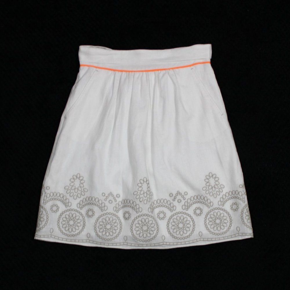 Tahari White Linen Gray Embroidered Skirt